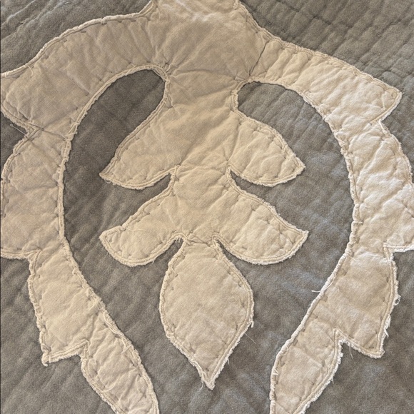 Pottery Barn Blue appliqué quilt king and one king sham - Picture 5 of 7